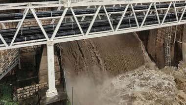 Compuertas del pantano de Arcos abiertas y lanzando agua.