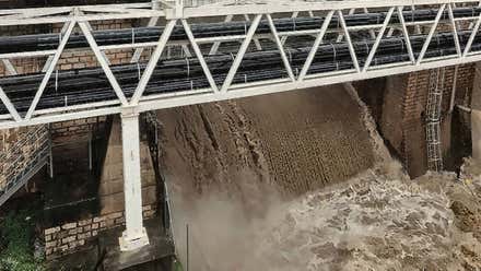 Compuertas del pantano de Arcos abiertas y lanzando agua.