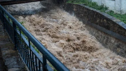 Río con mucho caudal y fuerza en Ubrique.