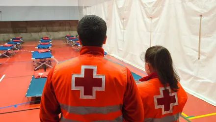 Dos personas voluntarias de Cruz Roja en uno de los albergues que ha habilitado la organización. Foto: Cruz Roja.