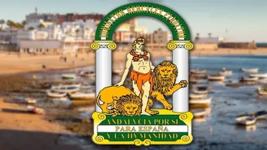 Escudo de Andalucía con Hércules y los dos leones, de fondo, desenfocada, playa de Cádiz.