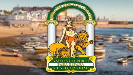 Escudo de Andalucía con Hércules y los dos leones, de fondo, desenfocada, playa de Cádiz.