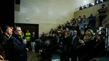 Antonio Sanz con vecinos y vecinas de Grazalema