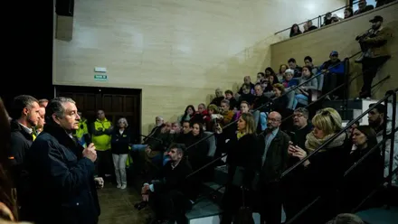 Antonio Sanz con vecinos y vecinas de Grazalema