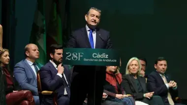 Atril con Antonio Sanz, de la Junta de Andalucía, de chaqueta, dirigiéndose al público.