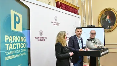 El alcalde, Bruno García, ha anunciado este nuevo "aparcamiento táctico" en el Campo del Cura. Foto: Eulogio García.