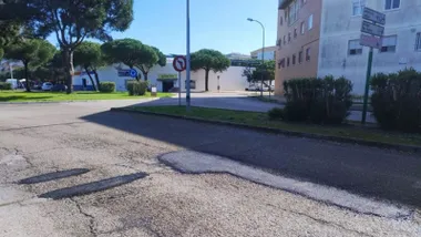 Parches de asfalto en las calles y carreteras de Puerto Real.