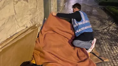 El presidente de Despertares atendiendo a Juan Barrios la noche de su fallecimiento en Cádiz.