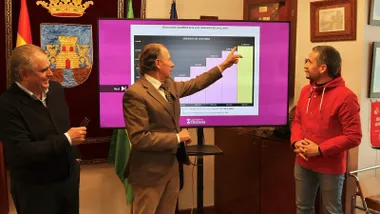 Panel y explicaciones de Jose María Román, alcalde de Chiclana.