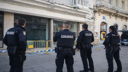 Cordón de los policías ante la caída del balcón.