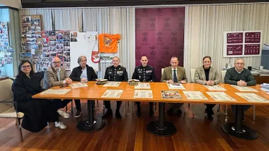 Mesa en la que hay muchas personas reunidas debatiendo sobre el 215 aniversario de la batalla de La Barrosa en Chiclana.