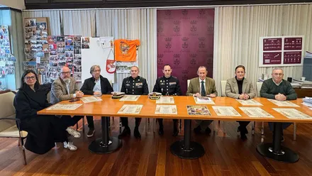 Mesa en la que hay muchas personas reunidas debatiendo sobre el 215 aniversario de la batalla de La Barrosa en Chiclana.