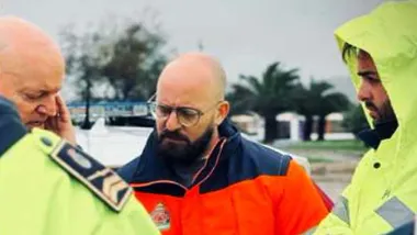 Germán Beardo con chubasquero naranja con cara de preocupación.