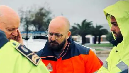 Germán Beardo con chubasquero naranja con cara de preocupación.