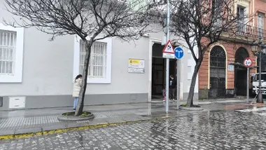 Entrada de la Biblioteca Provincial de Cádiz este miércoles 11 de febrero. Foto: José Luis Porquicho Prada
