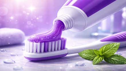 Pasta de dientes en color morado, blanqueador.