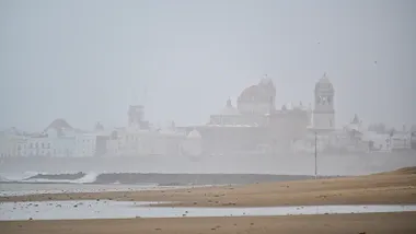 Borrasca Leonardo Playa de la Victoria con la catedral al fondo