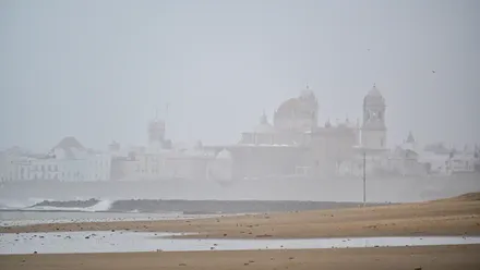 Borrasca Leonardo Playa de la Victoria con la catedral al fondo