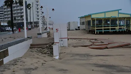 la borrasca Leonardo se ha dejado notar especialmente en la playa de la Victoria de Cádiz. Foto: Eulogio García.