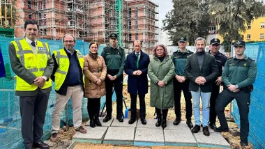Autoridades posando en el solar del nuevo cuartel de la Guardia Civil en Chiclana.