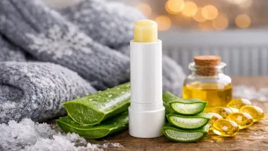 Barra de cacao labial en color blanco y amarillo y Aloe vera.