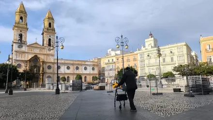 Cielos con nubes sobre una plaza de San Antonio de Cádiz con gran actividad este jueves 26 de febrero. Foto: José Luis Porquicho Prada.