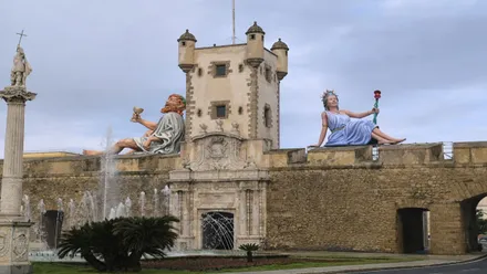 Baco y la diosa Salacia ya lucen en la Puerta de Tierra dede el primer día oficial de Carnaval 2026.