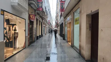 Calle Columela de Cádiz en esta lluviosa mañana dle 5 de febrero. Foto: Eulogio García.