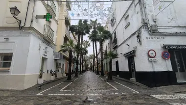 Calle de la Palma prácticamente desierta con el alumbrado de Carnaval ya instalado a primeras horas de la mañana de este 10 de febrero. Foto: José Luis Porquicho Prada.