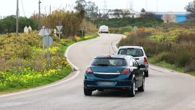 Coches por la carretera del camino de Santa Teresa.