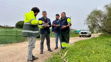 El alcalde y los operarios en uno de los caminos rurales afectados en Rota.