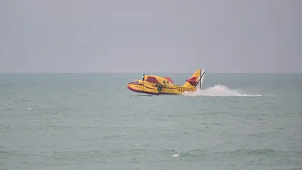 El potente hidroavión Canadair CL-415, también conocido como “el botijo”, descendió esta mañana sobre el mar frente a la Playa de la Victoria (Cádiz) para practicar la técnica de scooping, con la que carga más de 6.000 litros de agua en solo 12 segundos.