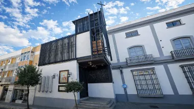Imagen del edificio de la capilla del colegio de las Carmelitas de San Fernando.