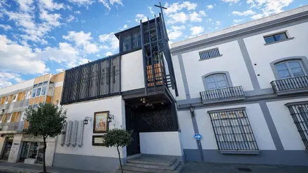 Imagen del edificio de la capilla del colegio de las Carmelitas de San Fernando.