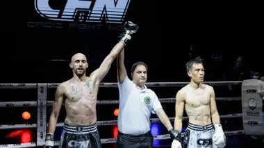 El árbitro declara vencedor a Carlos Coello tras un combate épico ante el tailandés Phet Phongan. Foto: Kito Doña-Facebook Carlos Coello