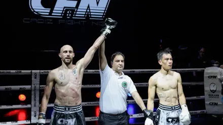 El árbitro declara vencedor a Carlos Coello tras un combate épico ante el tailandés Phet Phongan. Foto: Kito Doña-Facebook Carlos Coello