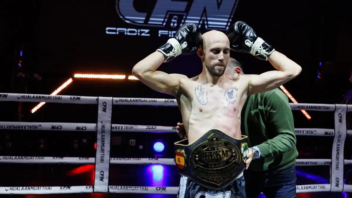 Carlos Coello se enfunda el 'Cinturón Leyenda' tras su victoria en el Momart Theatre. Foto: Kito Doña (Facebook Carlos Coello).