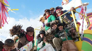 Carroza con personas vestidas de piratas en Chiclana.