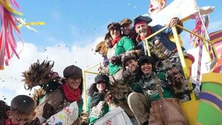 Carroza con personas vestidas de piratas en Chiclana.