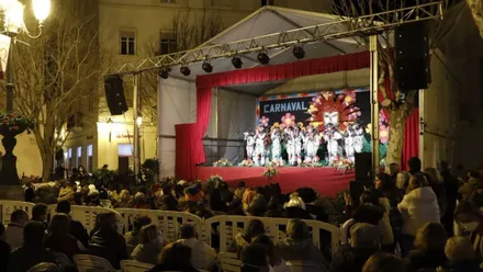 Público viendo una actuación en el escenario del Carnaval de Rota.