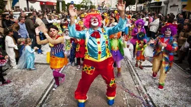 Personas en el desfile del Carnaval de San Fernando.
