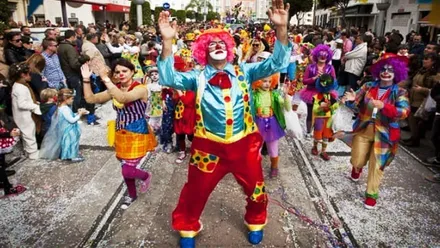 Personas en el desfile del Carnaval de San Fernando.