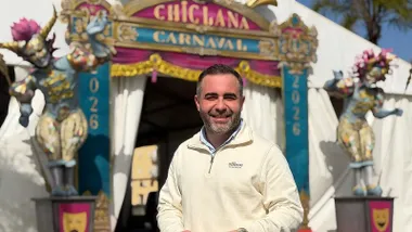 Fede Díaz ante la carpa del Carnaval de Chiclana.