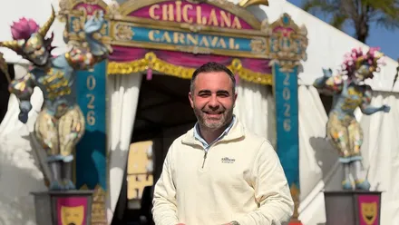 Fede Díaz ante la carpa del Carnaval de Chiclana.