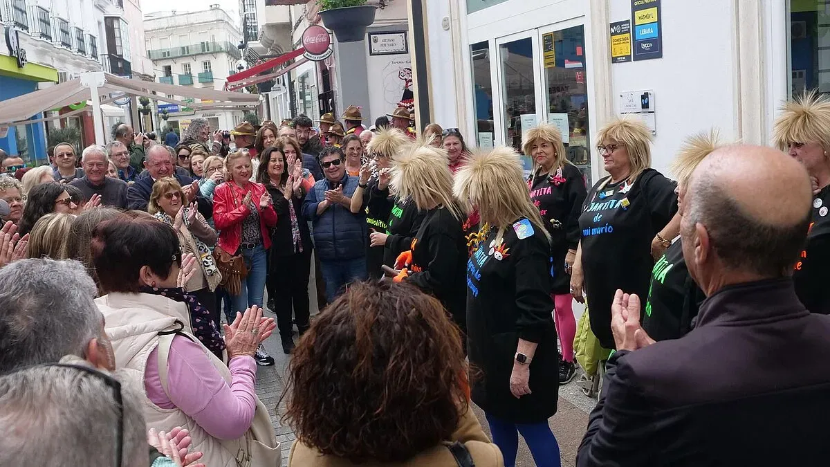 Actuación carnavalesca en las calles de Chiclana.