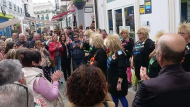 Actuación carnavalesca en las calles de Chiclana.