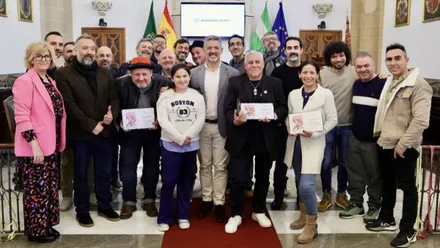Personas en los reconocimientos del Ayuntamiento de Rota y el Carnaval.