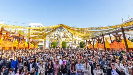 Vecinos y vecinas de San Fernando abarrotando la Plaza del Rey.