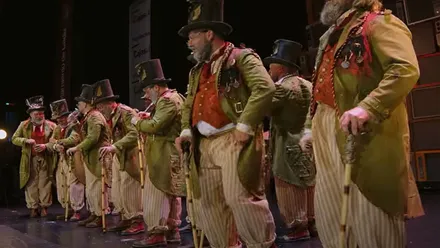 Grupo en el Carnaval vestidos con trajes de color verde tierra.
