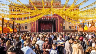Muchas personas en la Plaza del Rey de San Fernando celebrando en Carnaval.